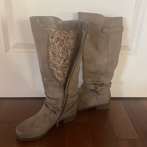 Tall grey leather boots! - Picture 3 of 5